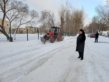 В Тракторозаводском районе трактора вышли на уборку снега