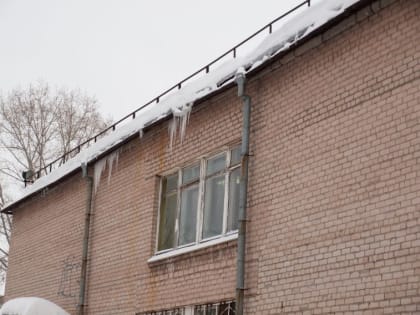 Магнитогорцев призывают очищать козырьки балконов от наледи