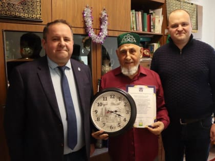 Партийцы Металлургического района поздравили жителя с большим юбилеем