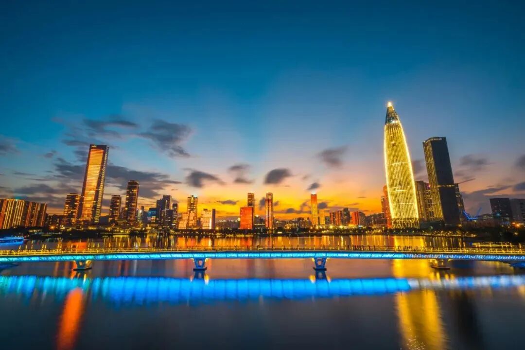蓝调时刻的人才公园与后海天际线