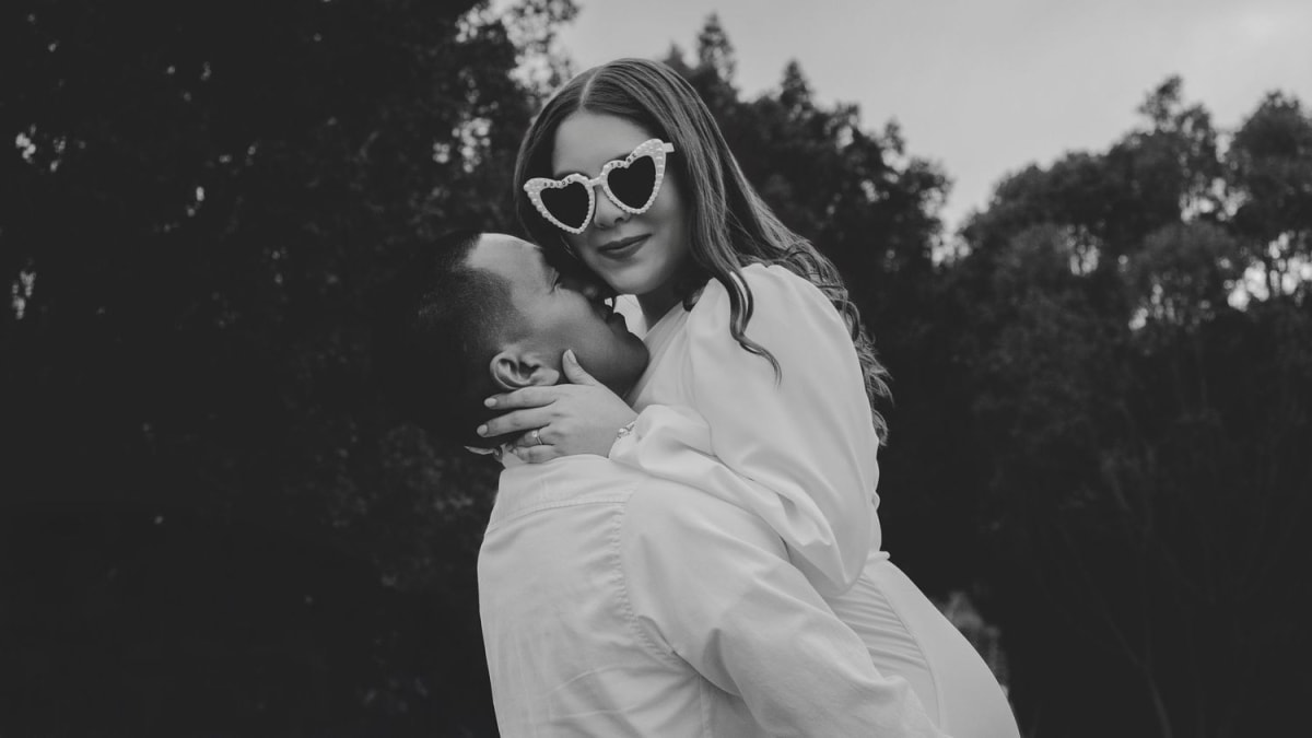 Novia disfrutando su sesión Save the Date en un parque de Tijuana