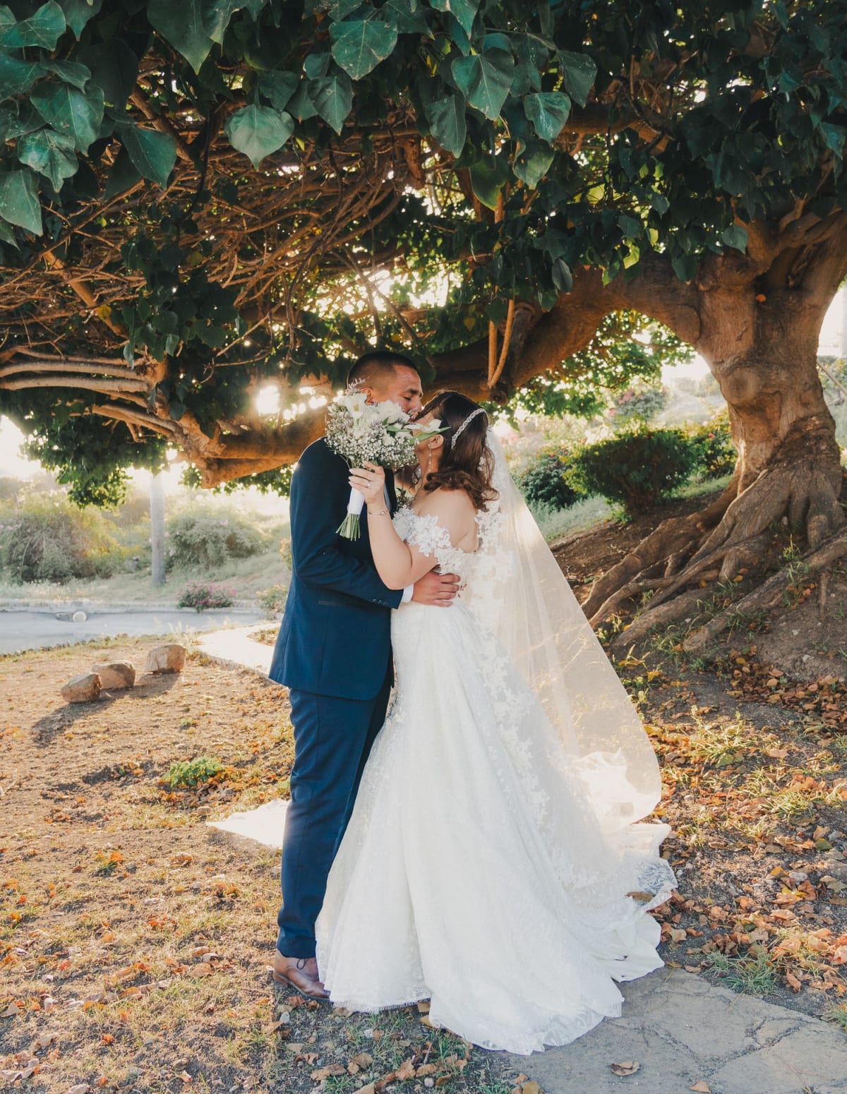 Retrato de pareja besándose en su boda