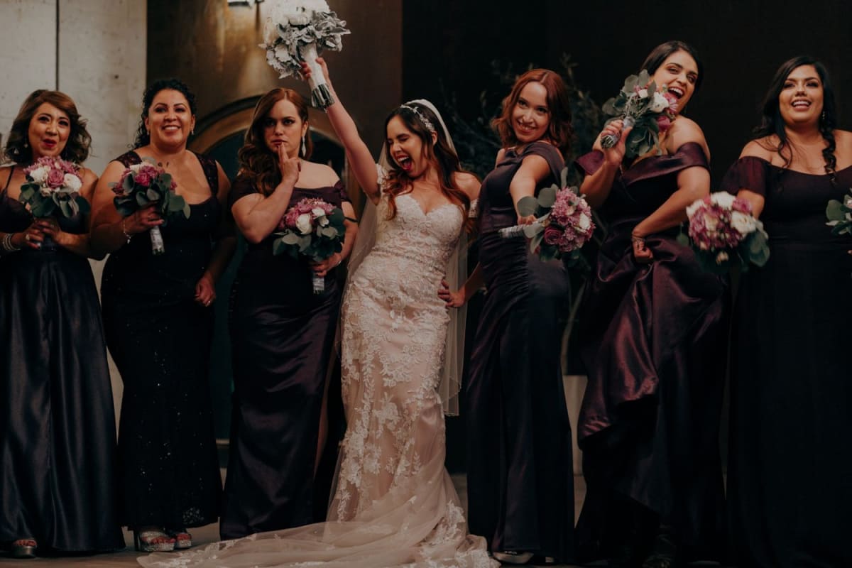 Novia en momento divertido con sus damas