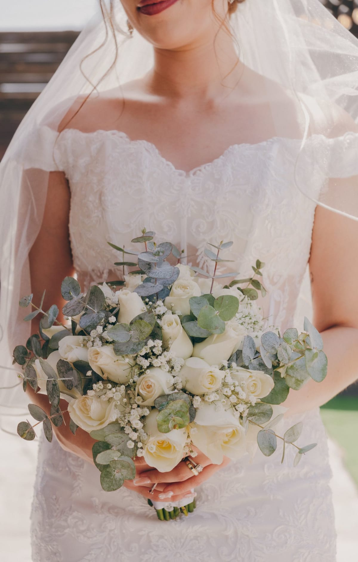 Ramo de novia con flores blancas