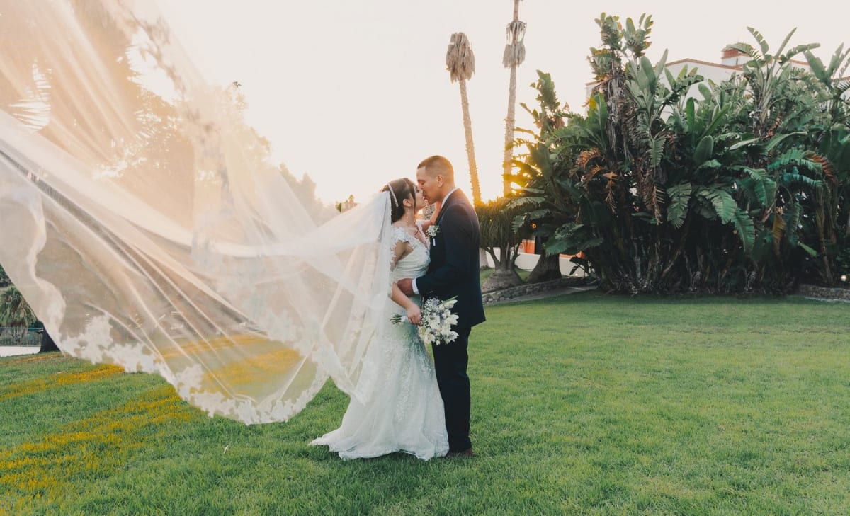 Novios al atardecer