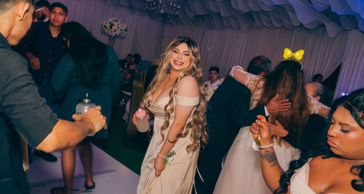 Invitada festejando en una boda