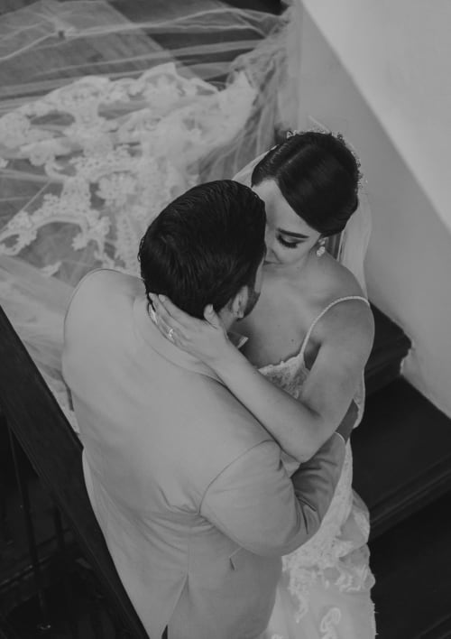 Retrato editorial en blanco y negro de pareja