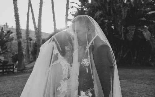 Novios besándose el día de su boda en Tijuana