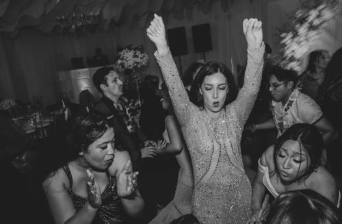Invitada bailando en una boda