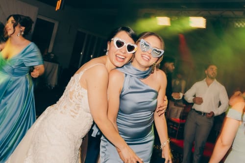 Novia festejando su boda con invitados