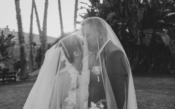 Novios besándose el día de su boda en Tijuana