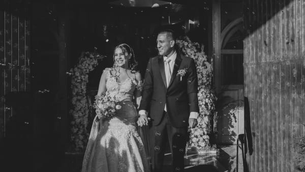 Novios abrazados en su boda en Tijuana