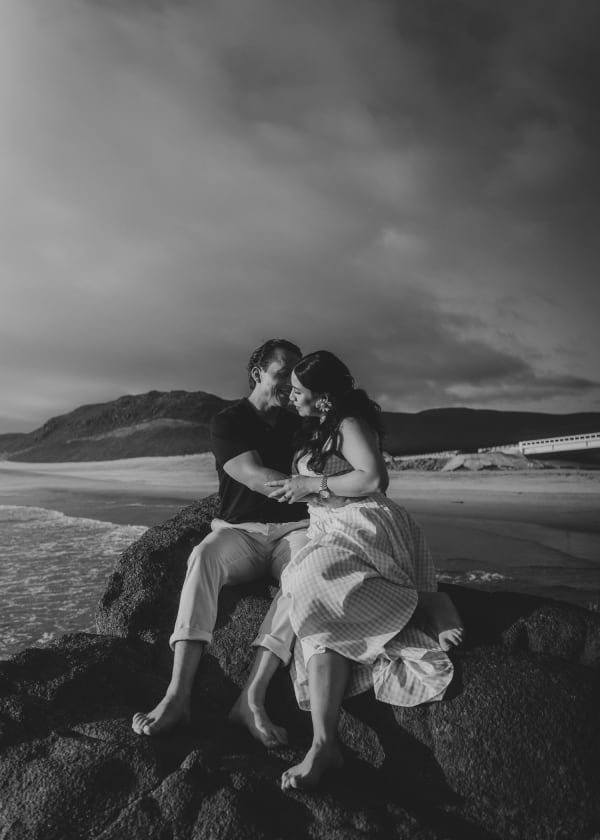 Pareja de novios abrazados en su boda