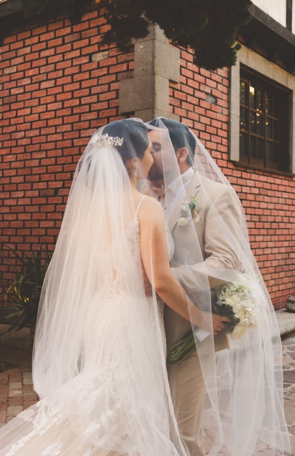 Fotografía editorial de novios con iluminación natural