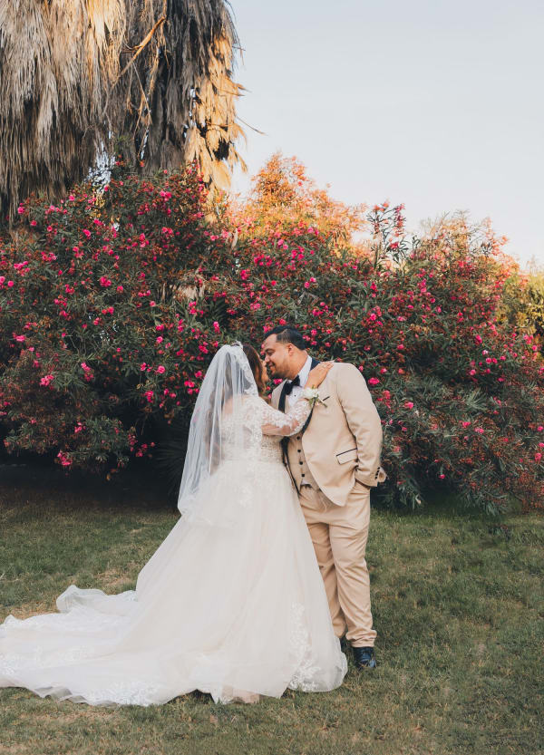 Invitados celebrando en la fiesta de la boda