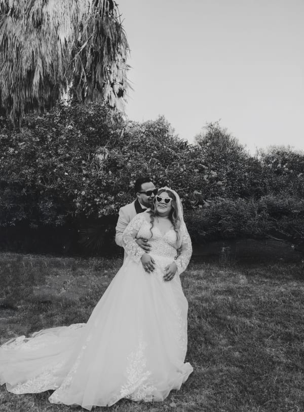 Novios abrazados durante su sesión de fotos