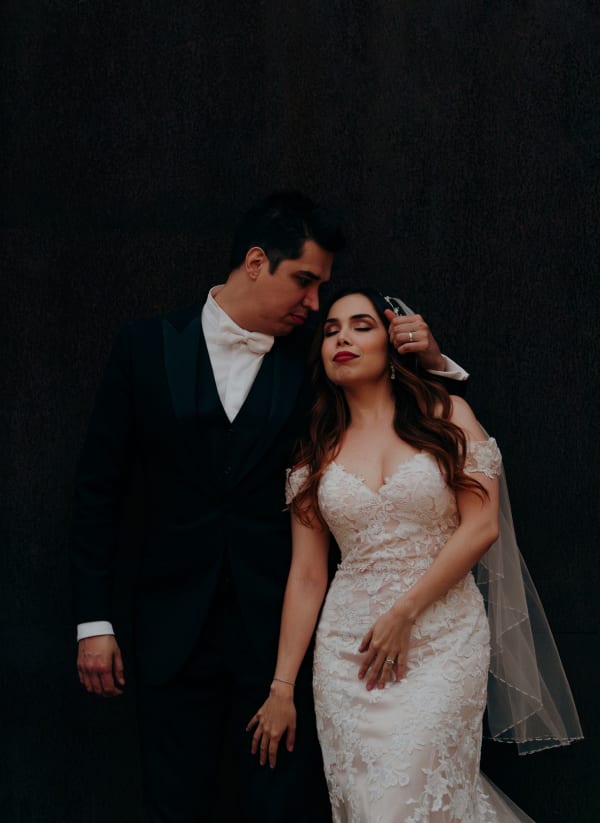 Pareja de novios en su boda en Tijuana