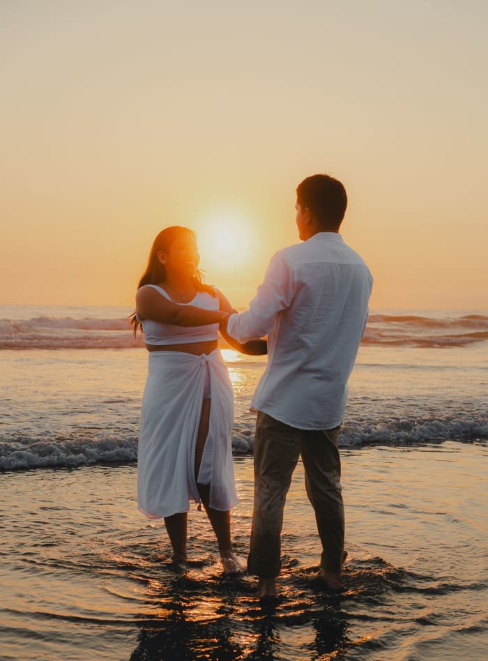 Pareja al atardecer en playas de Tijuana durante su sesión Save the Date
