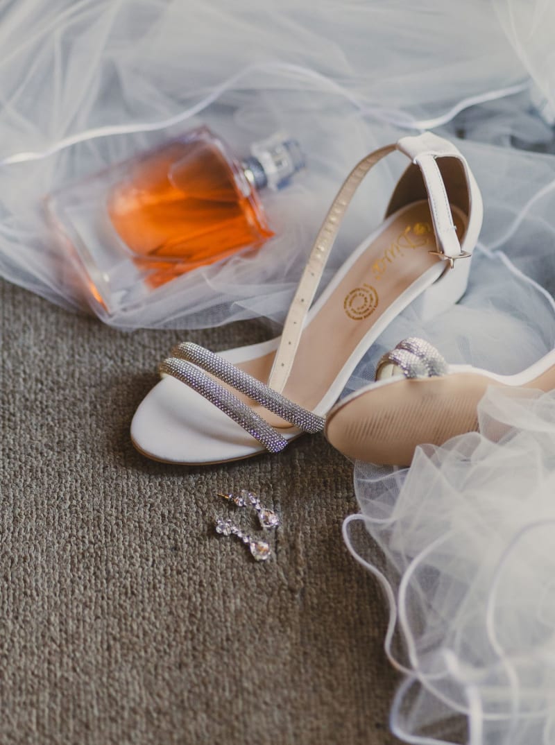 Zapatos de novia en jardín