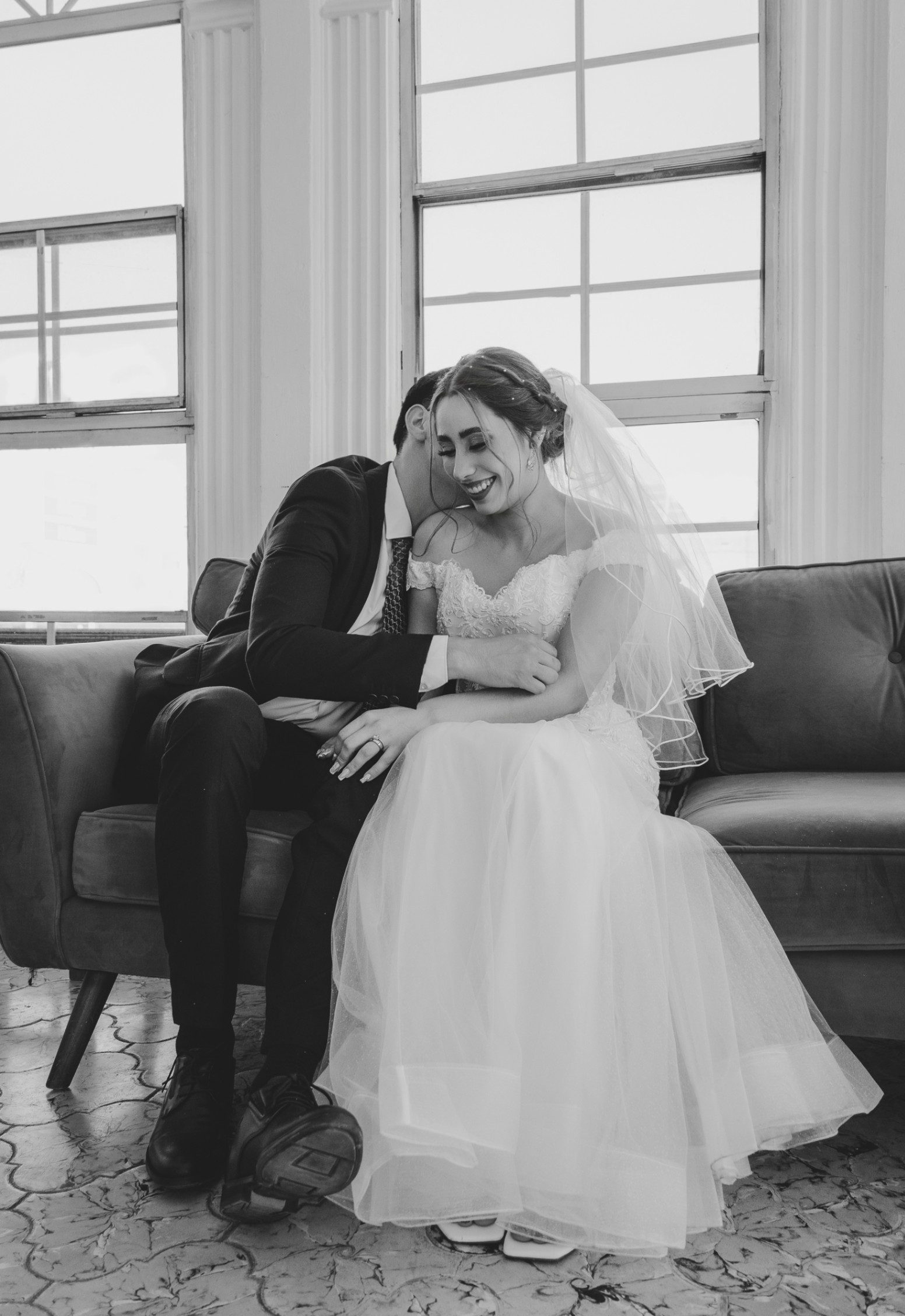Novios sonriendo