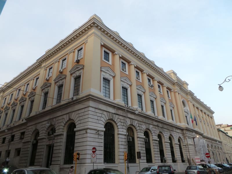 Cassazione n. 30821/2025: investigatori  - palazzo giustizia