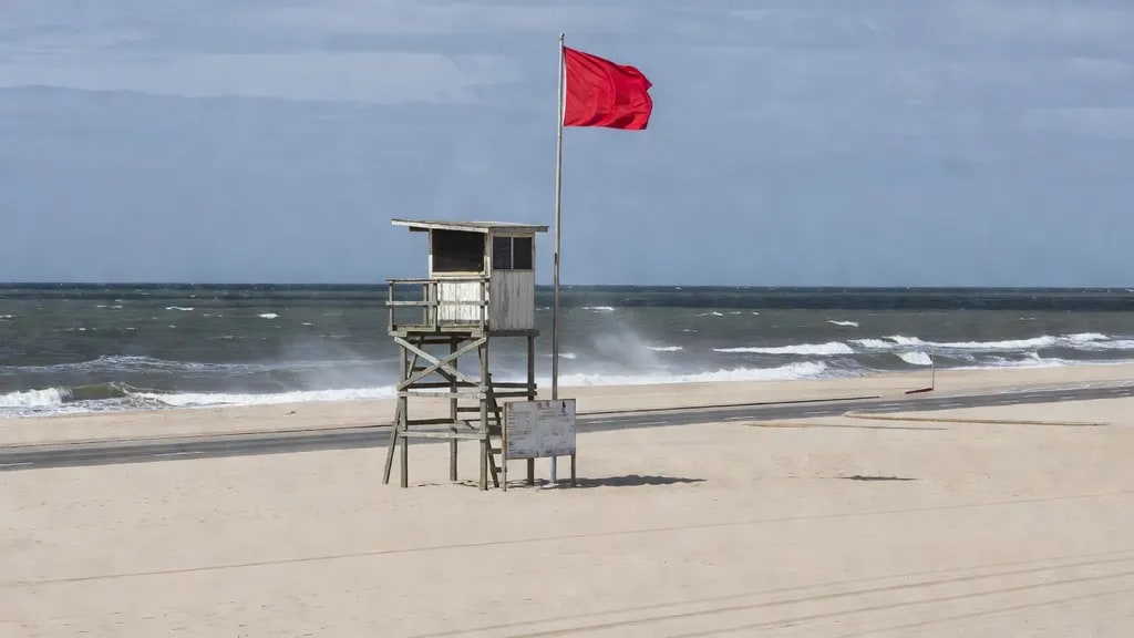 Co oznacza czerwona flaga na plaży