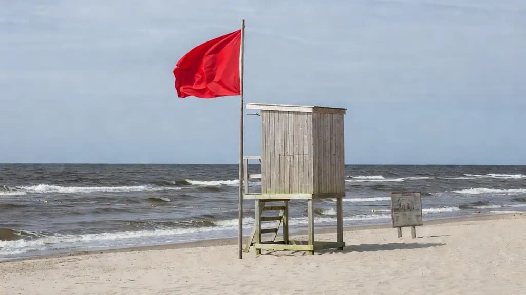 Co oznacza czerwona flaga na plaży