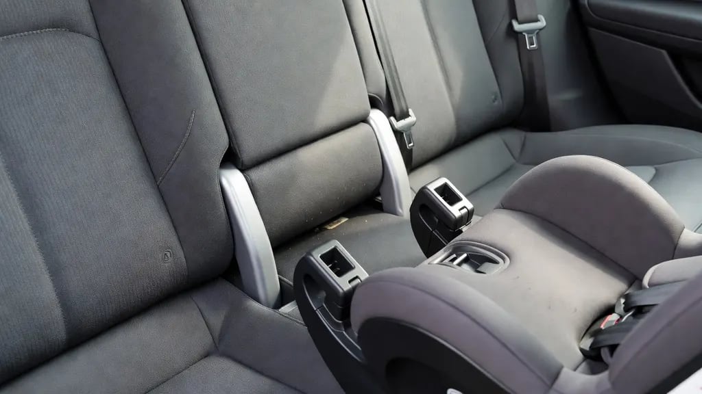 ISOFIX – co to jest i jak działa system mocowania fotelików