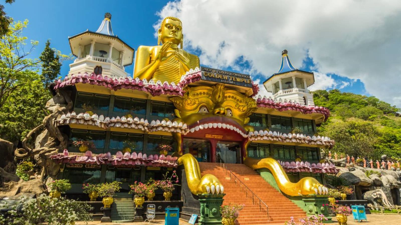 Entrance to Dambulla temple