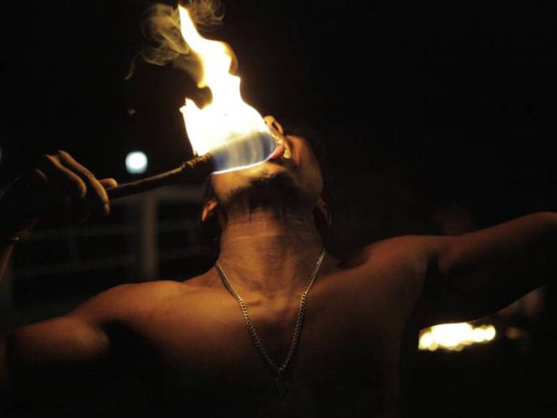kandy-fire-eater