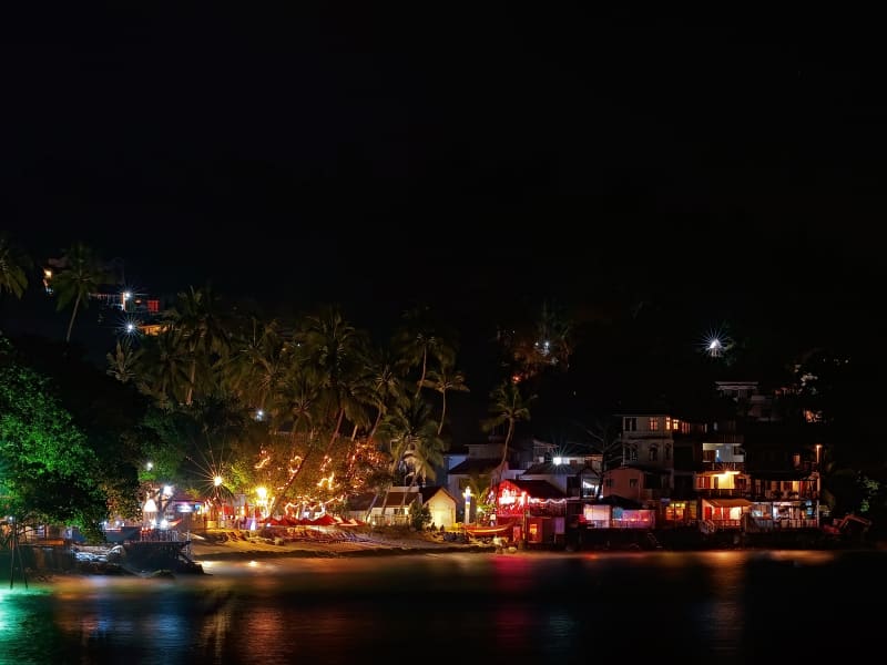 Beachfront cafes and nightlife in Unawatuna