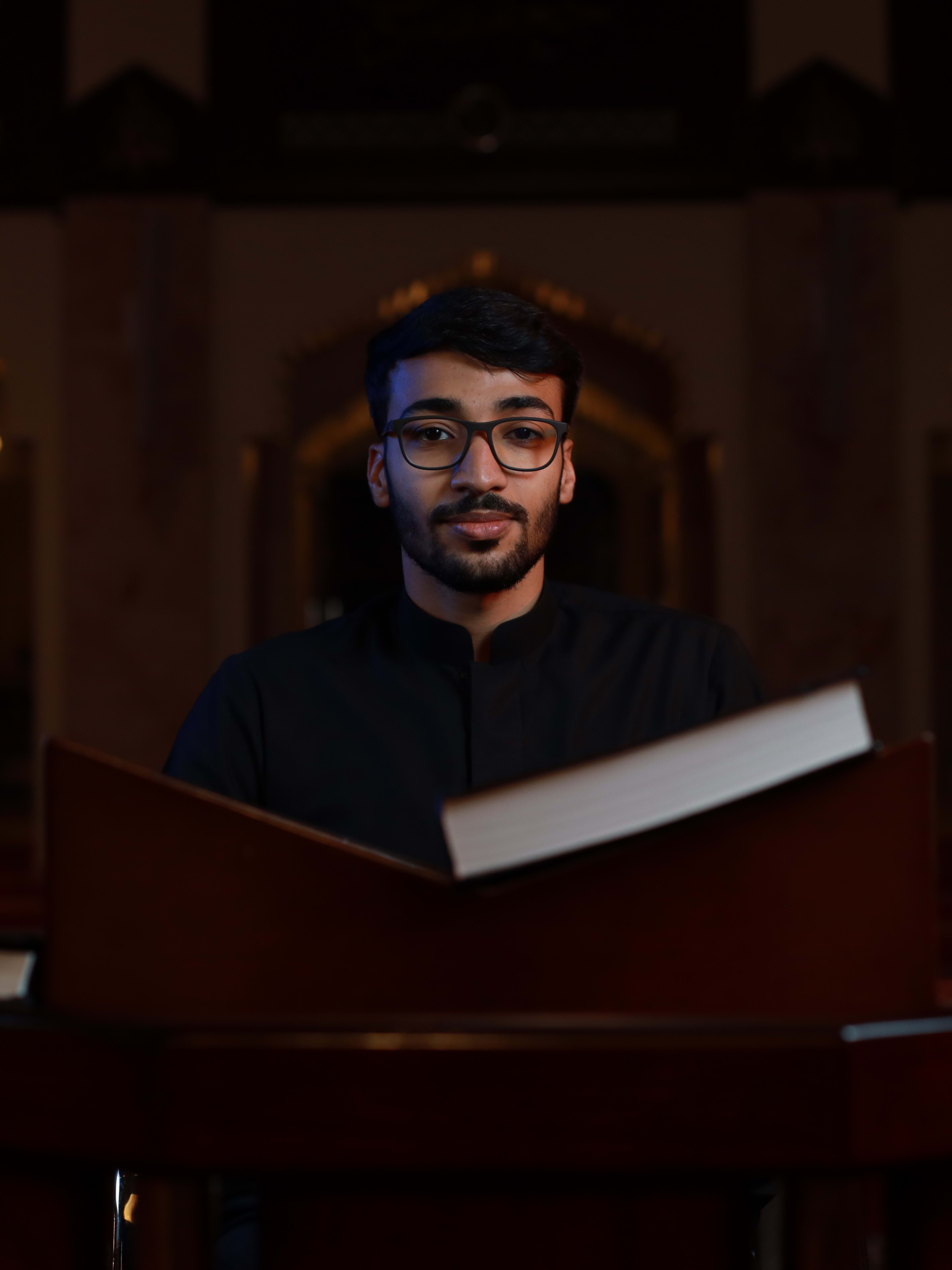 القارئ حسين زبيل