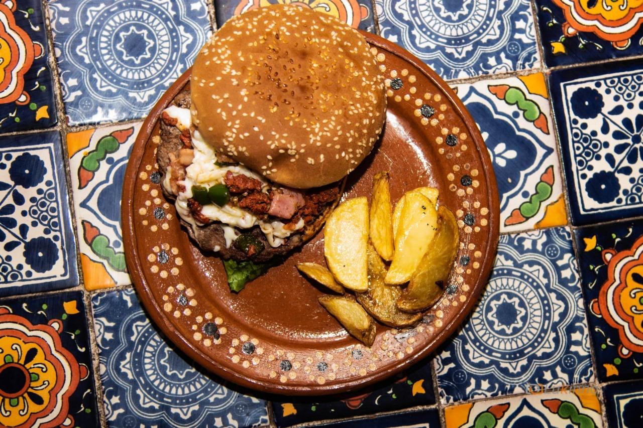 Hamburguesa Mexicana con Chorizo