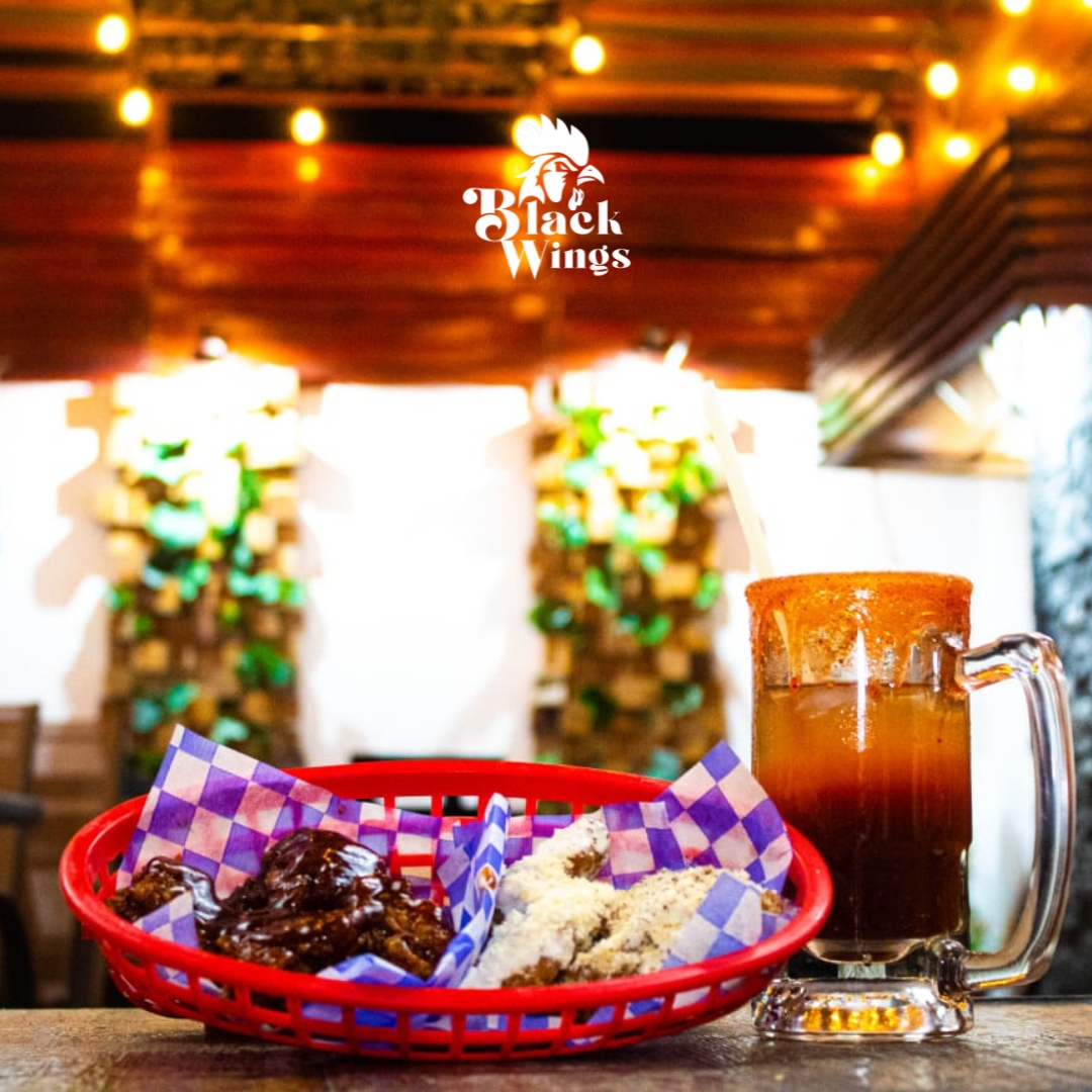 Alitas con Michelada