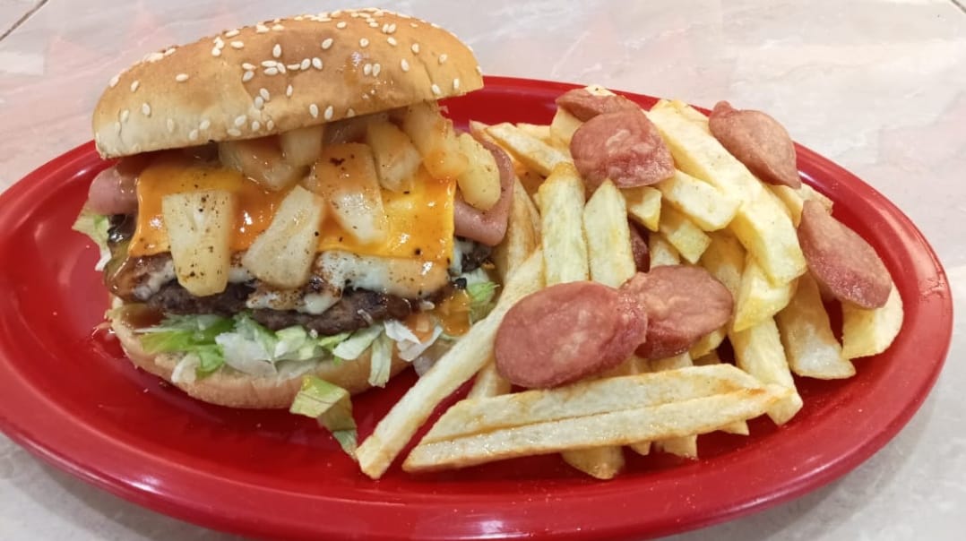 Hamburguesa hawaiana con salchipapas