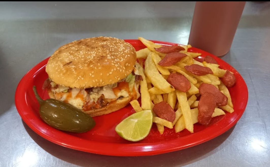 Hamburguesa tradicional con salchipapas