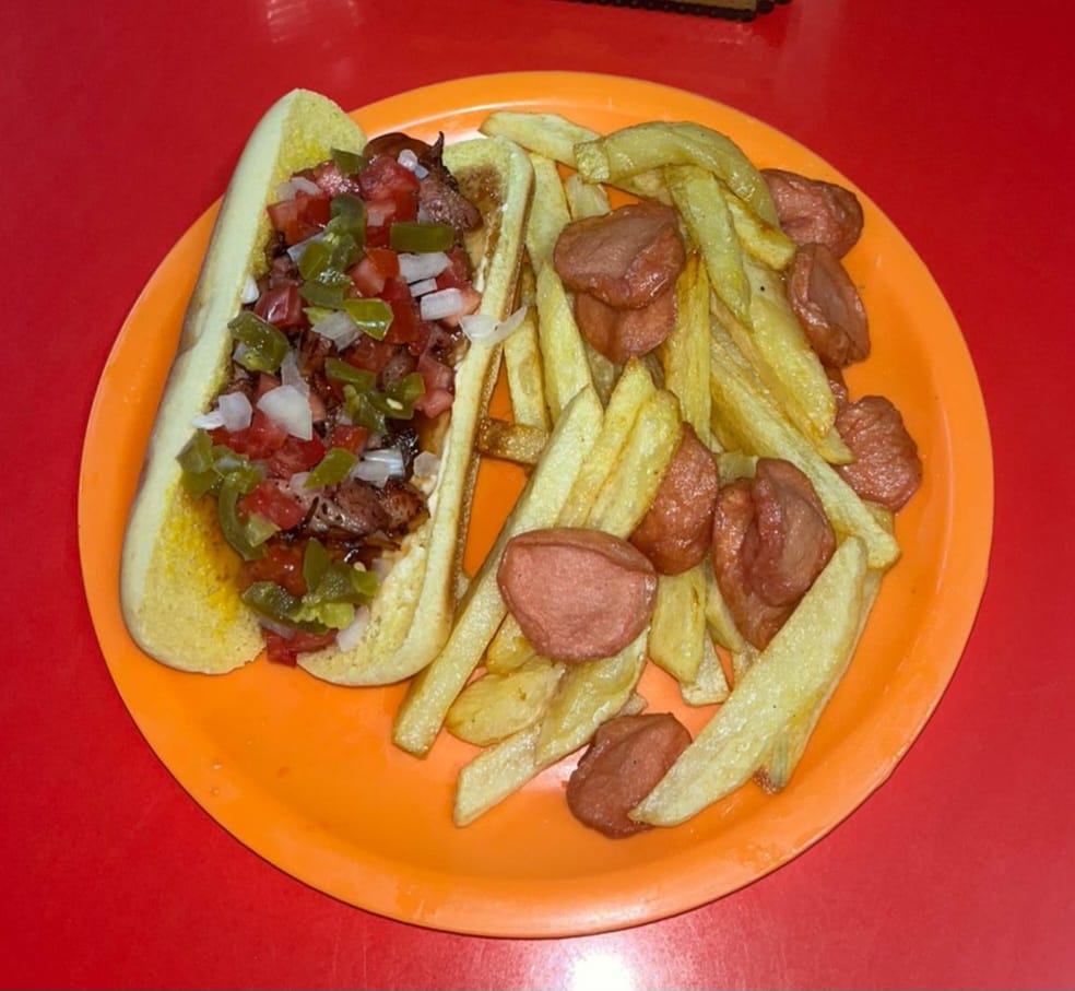Hot dog con tocino y salchipapas
