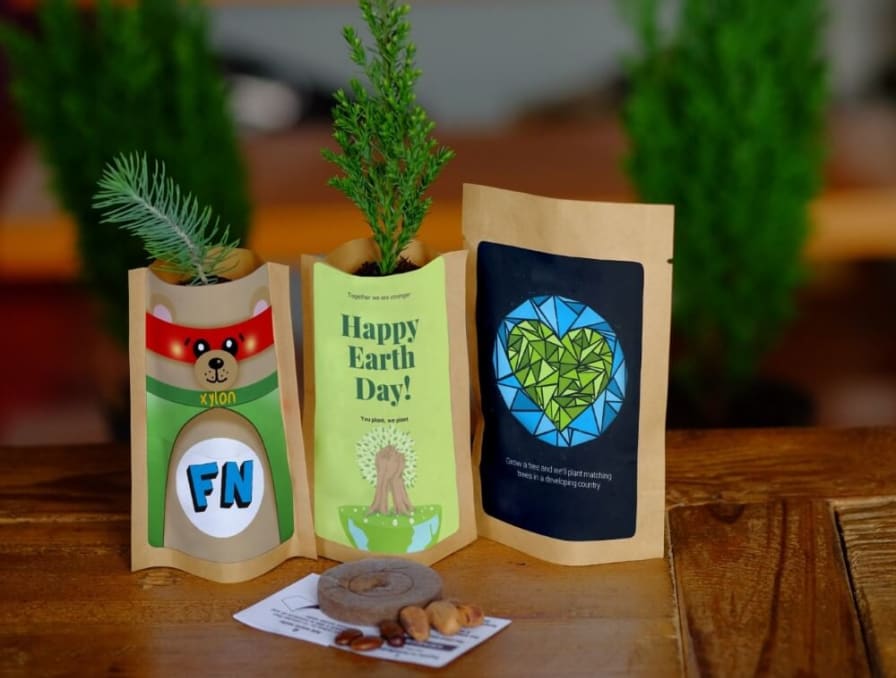 https://res.cloudinary.com/drt2tlz1j/image/upload/c_scale,w_448,h_339,dpr_2/f_auto,q_auto/v1678198176/fn1/Earth-Day-Tree-Kits-2023_96364f5104.jpg?_i=AA