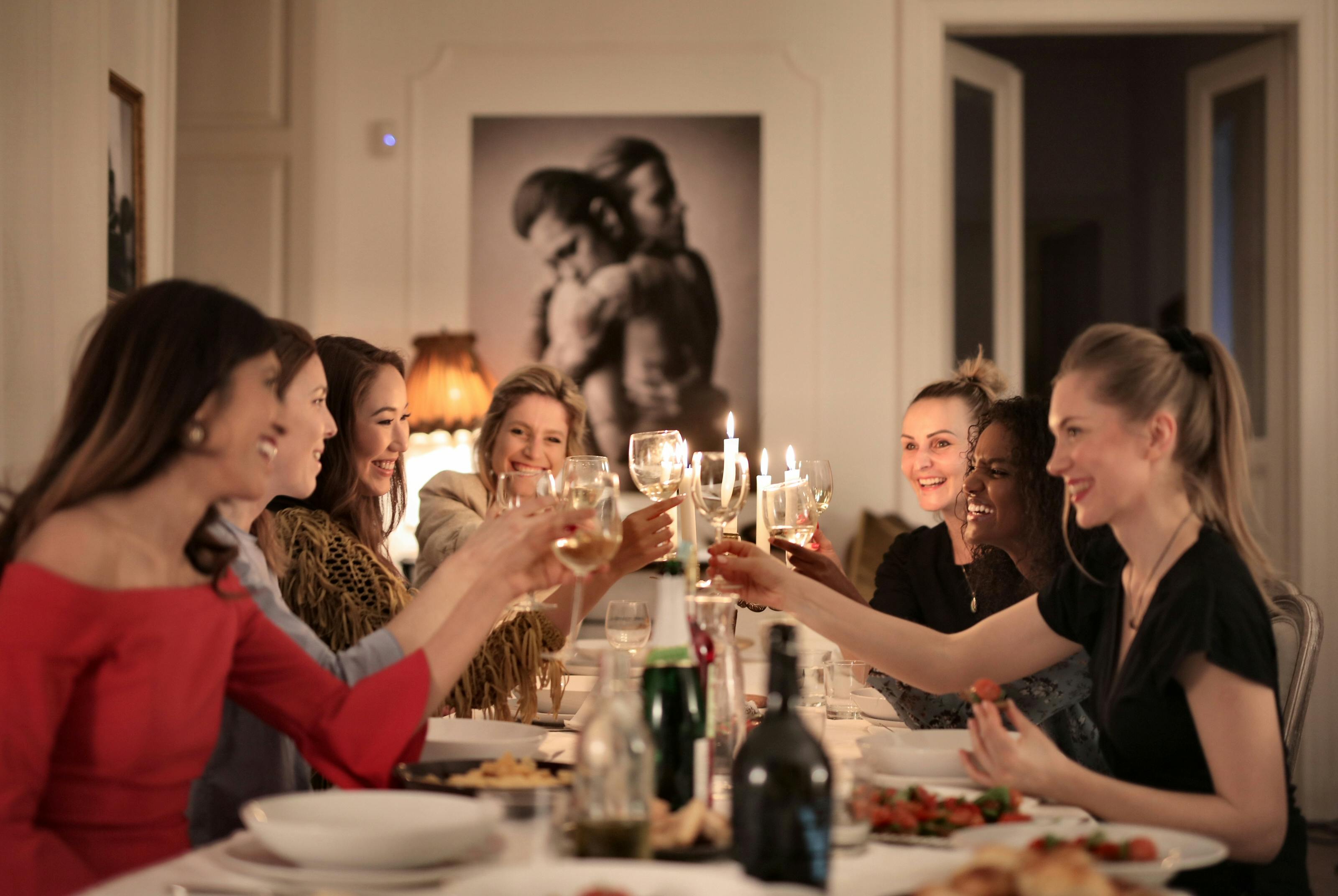 Restaurant or Home? Choosing the Perfect Spot for Your Next Gathering 🏡🍽️