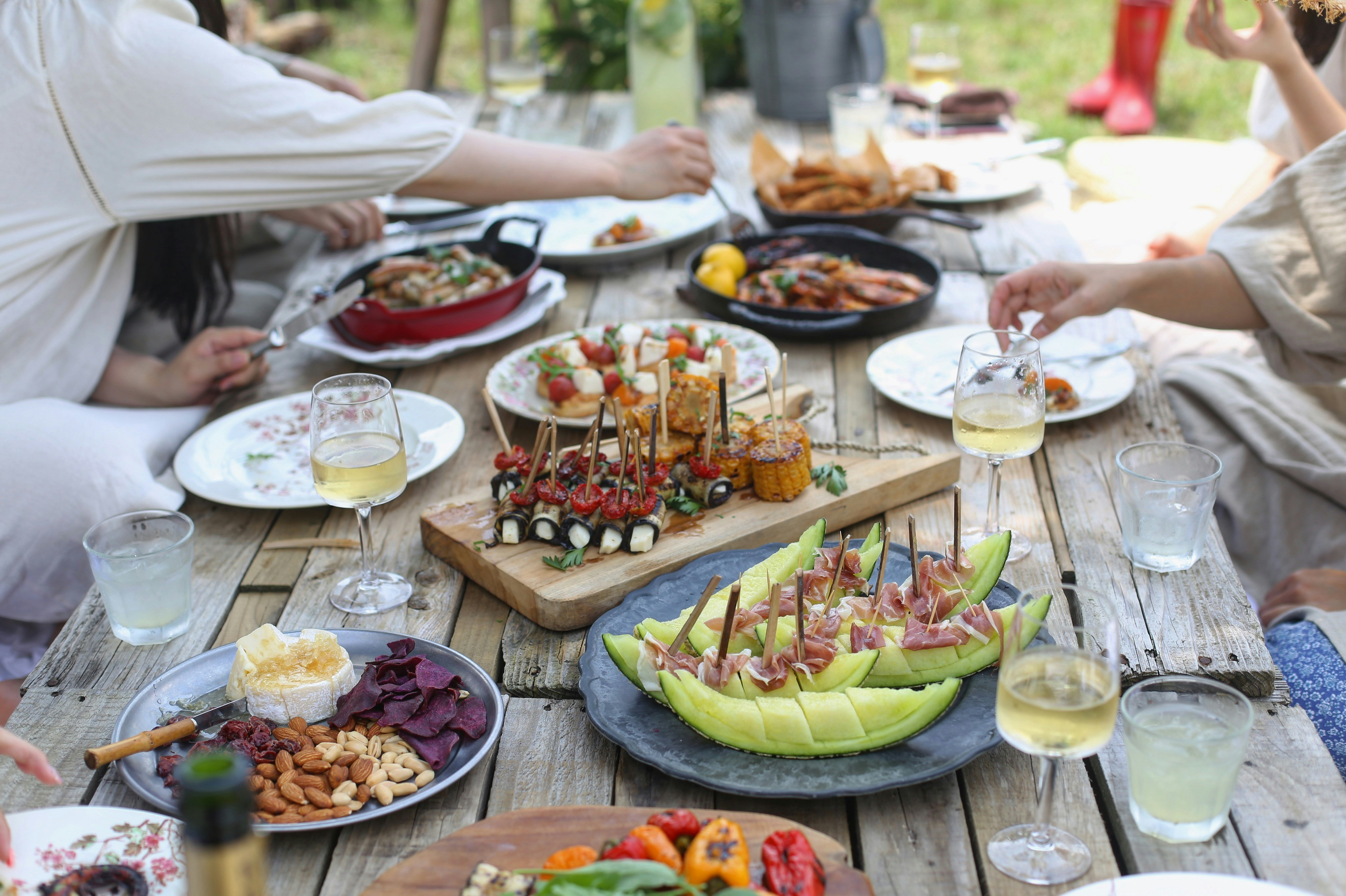 How Can I Host a Stress-Free Summer Dinner Party?