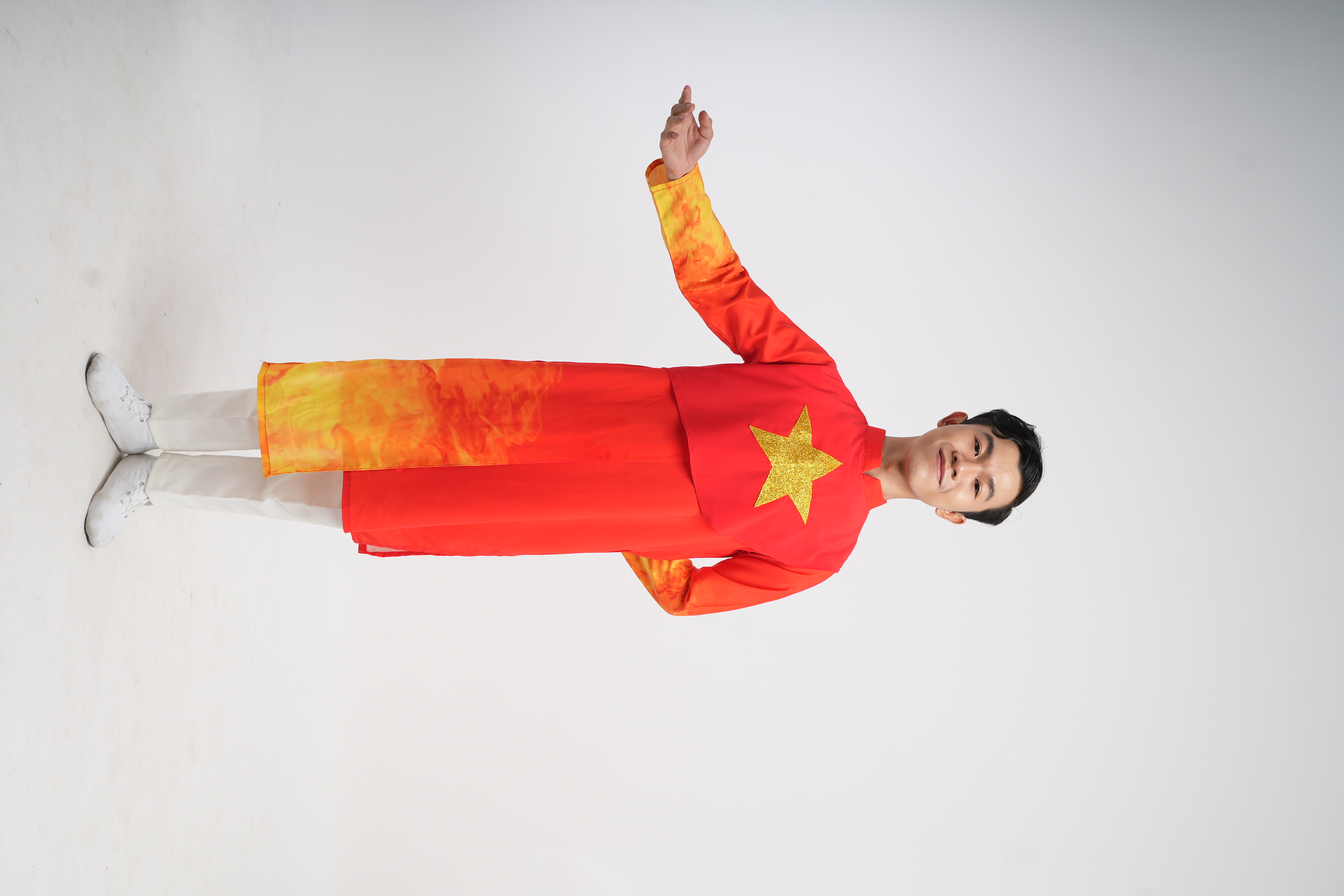 Áo dài nam đỏ sao vàng