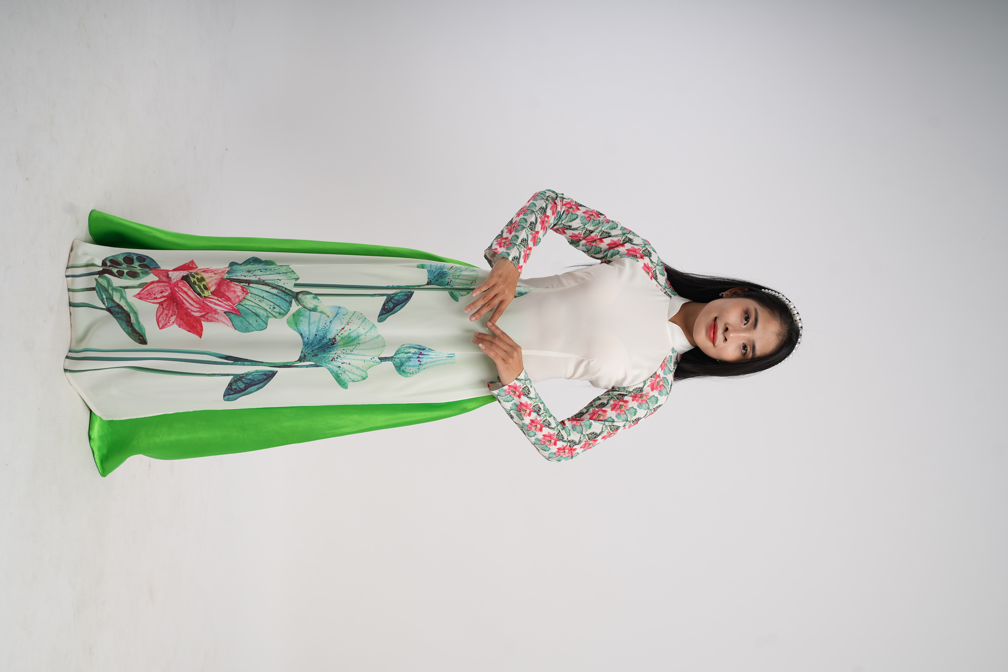 Áo dài nữ trắng xanh lá họa tiết sen