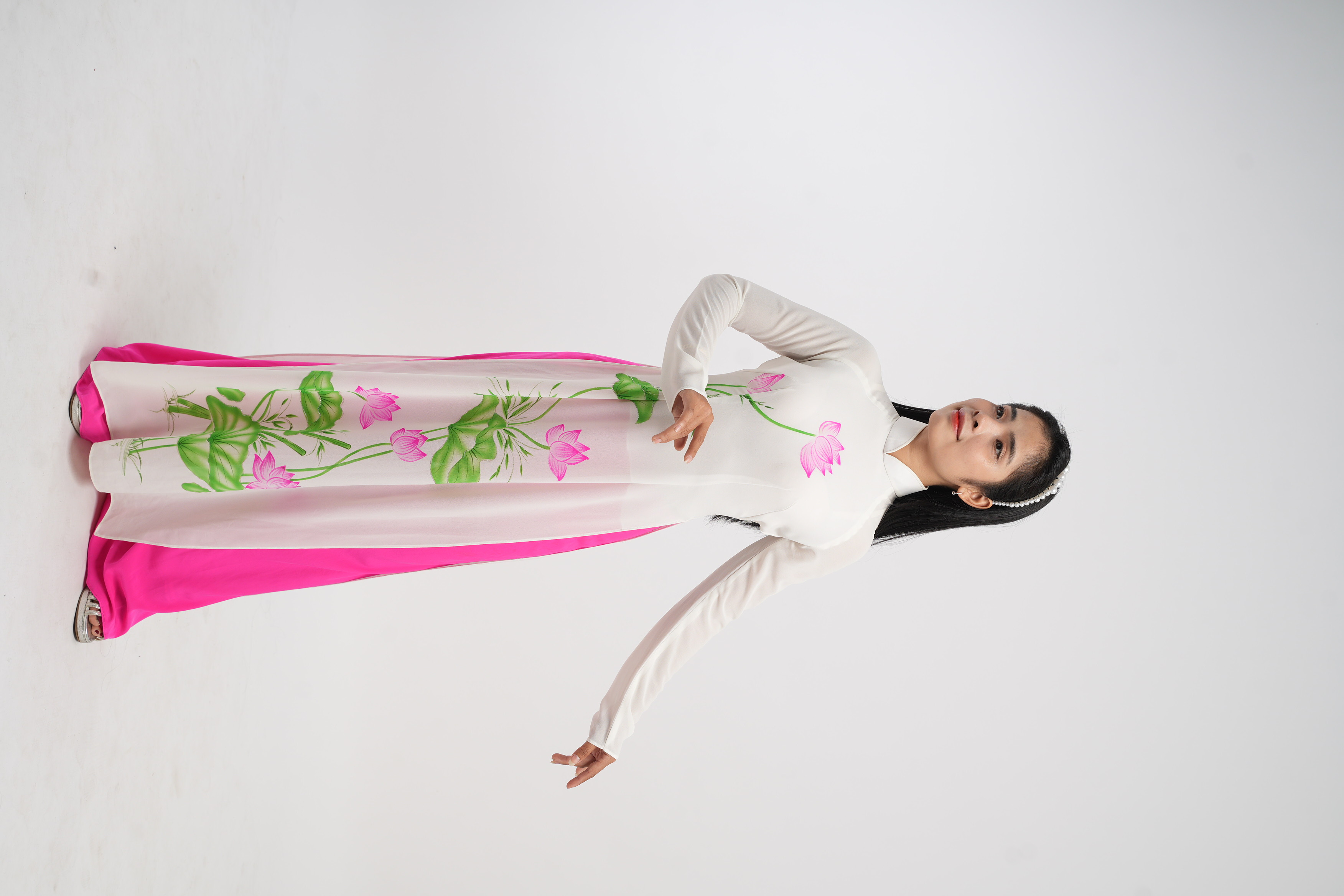 Áo dài nữ trắng hồng họa tiết sen