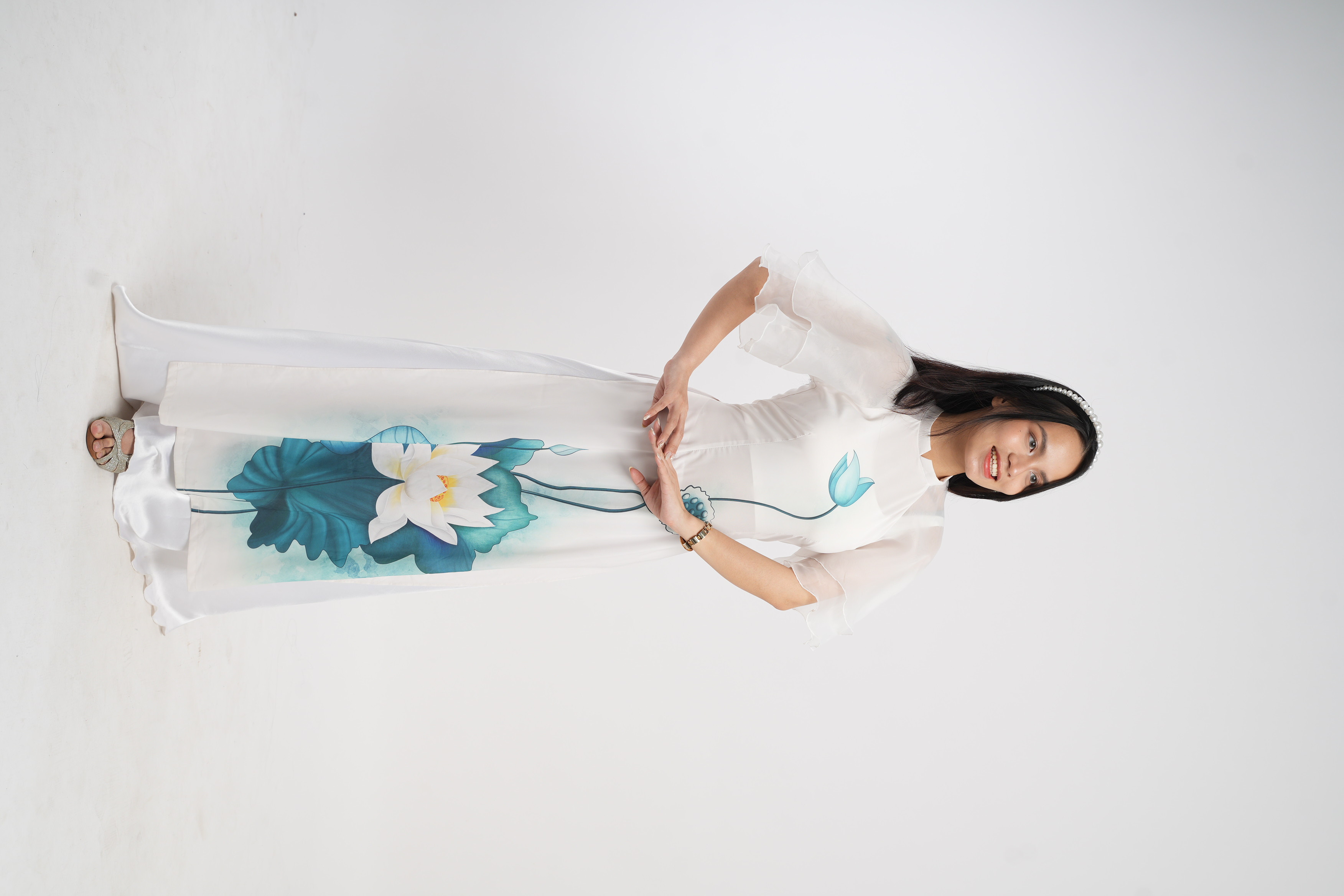 Áo dài nữ trắng họa tiết sen 2