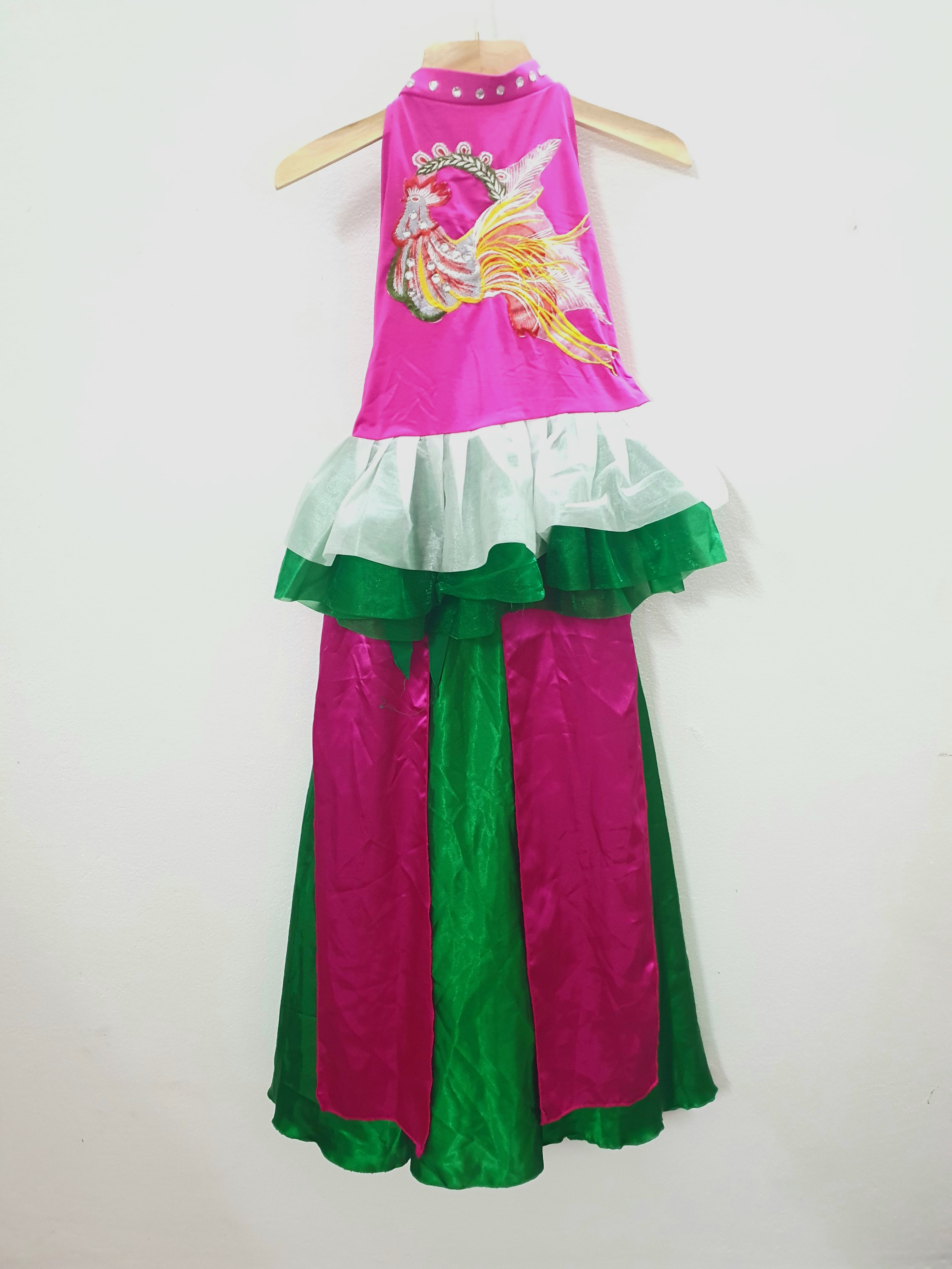 Váy, yếm chim công xanh lá hồng 