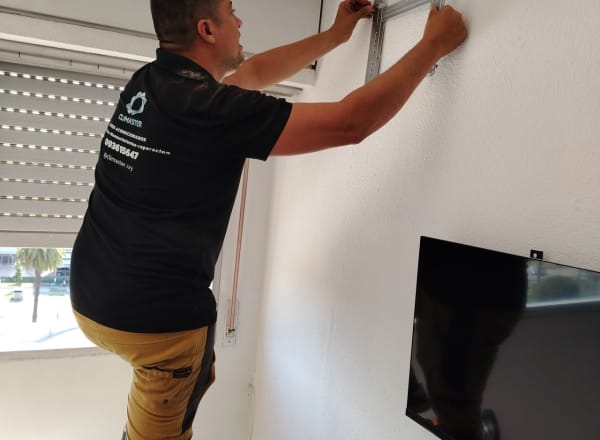 Trabajo de instalación split Climaster Montevideo