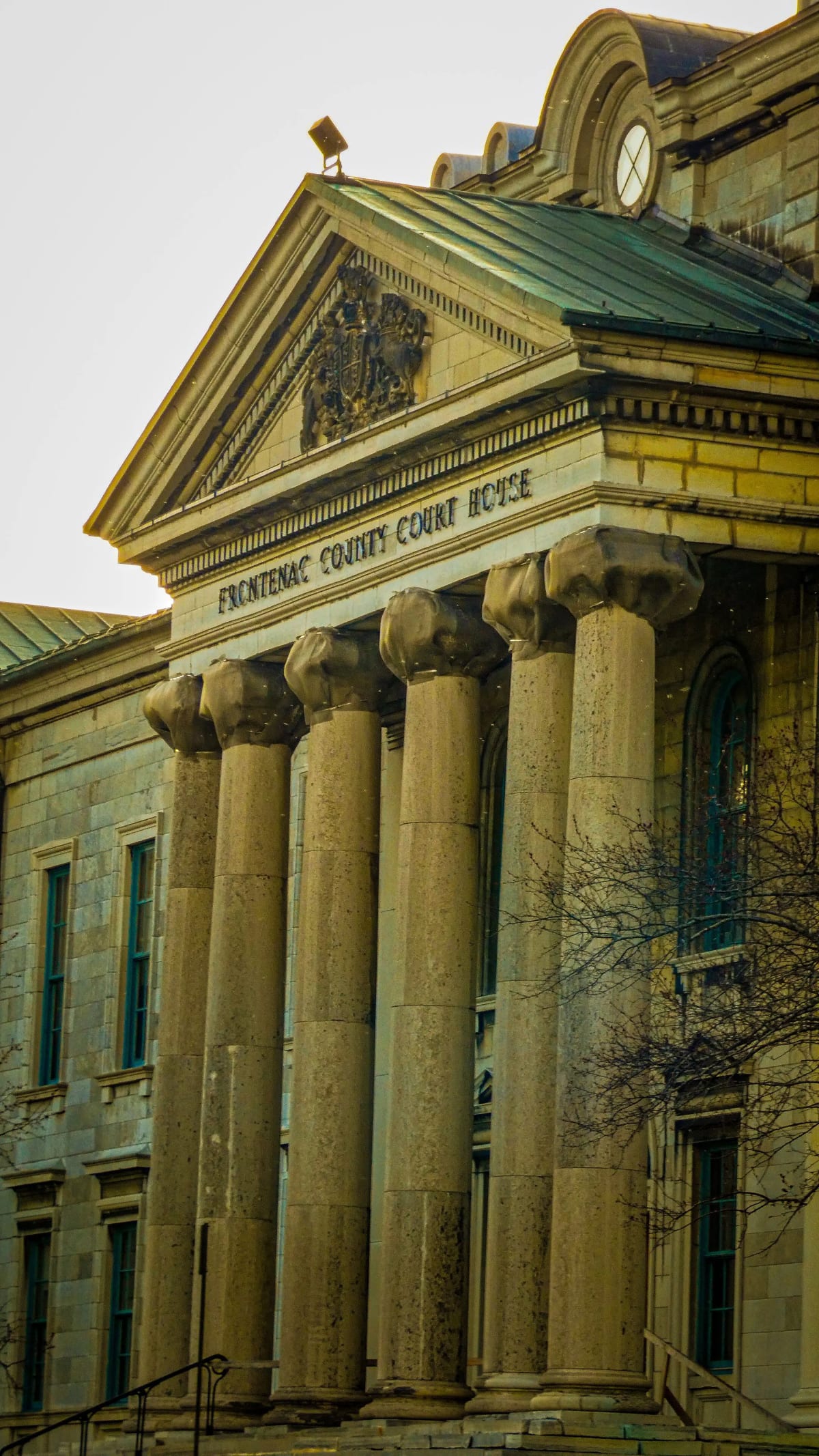 Façade néoclassique d'un palais de justice