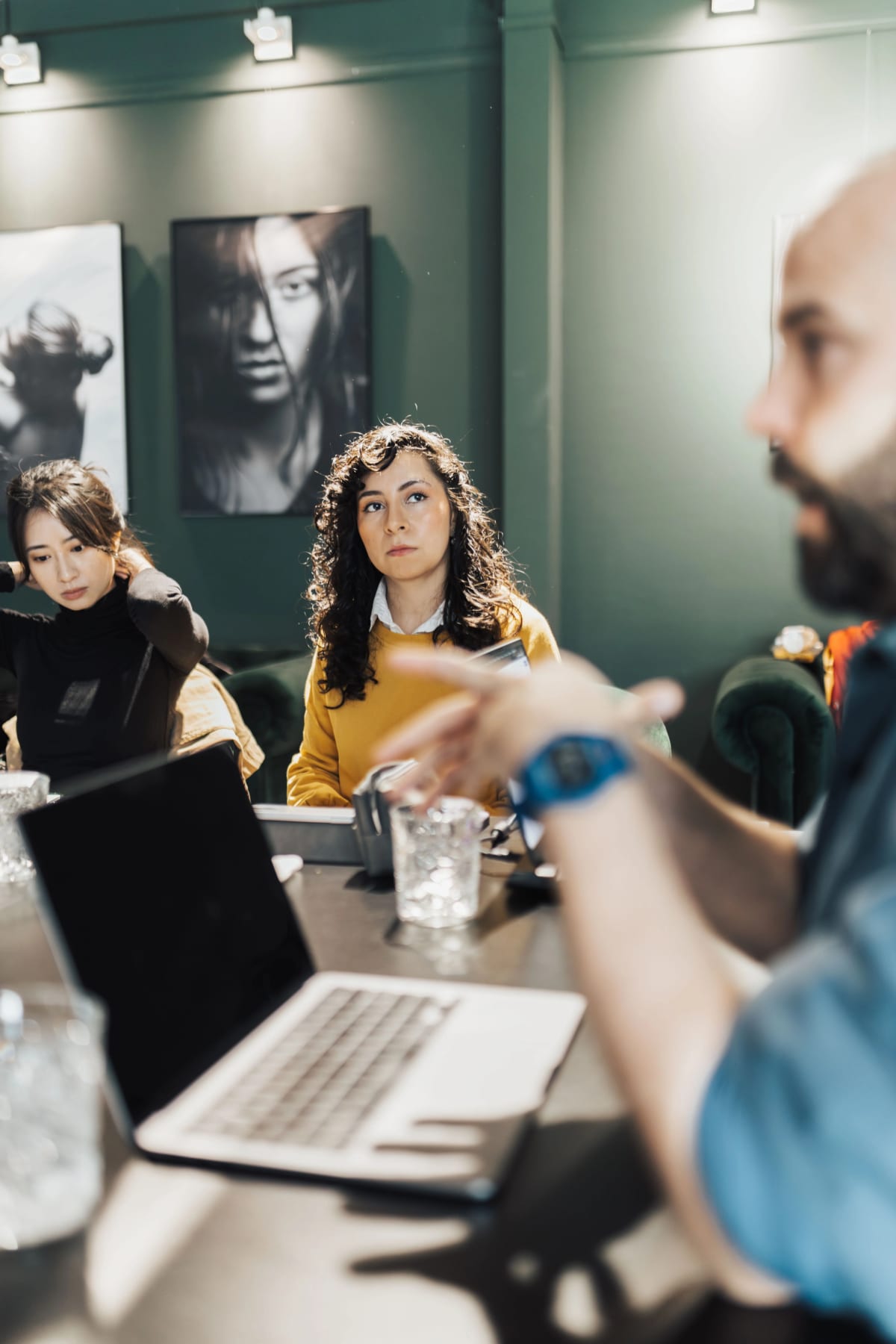 Professionnels réunis autour d'une table avec ordinateurs portables