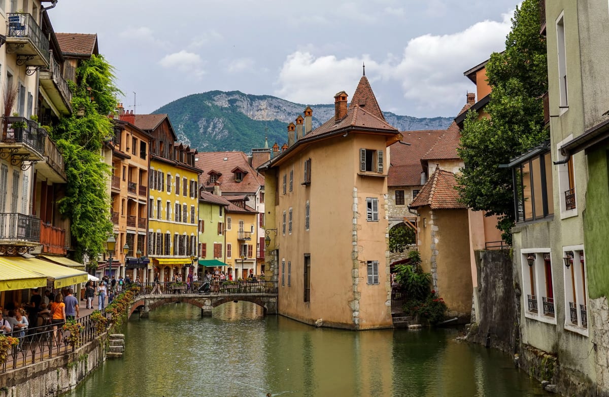 Vieille ville d'Annecy, ses canaux et les montagnes en arrière-plan