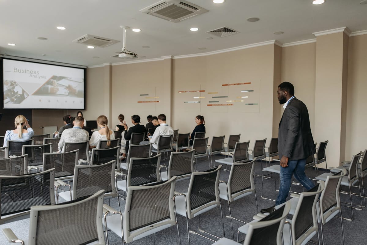Participants suivant une formation dans une salle de séminaire